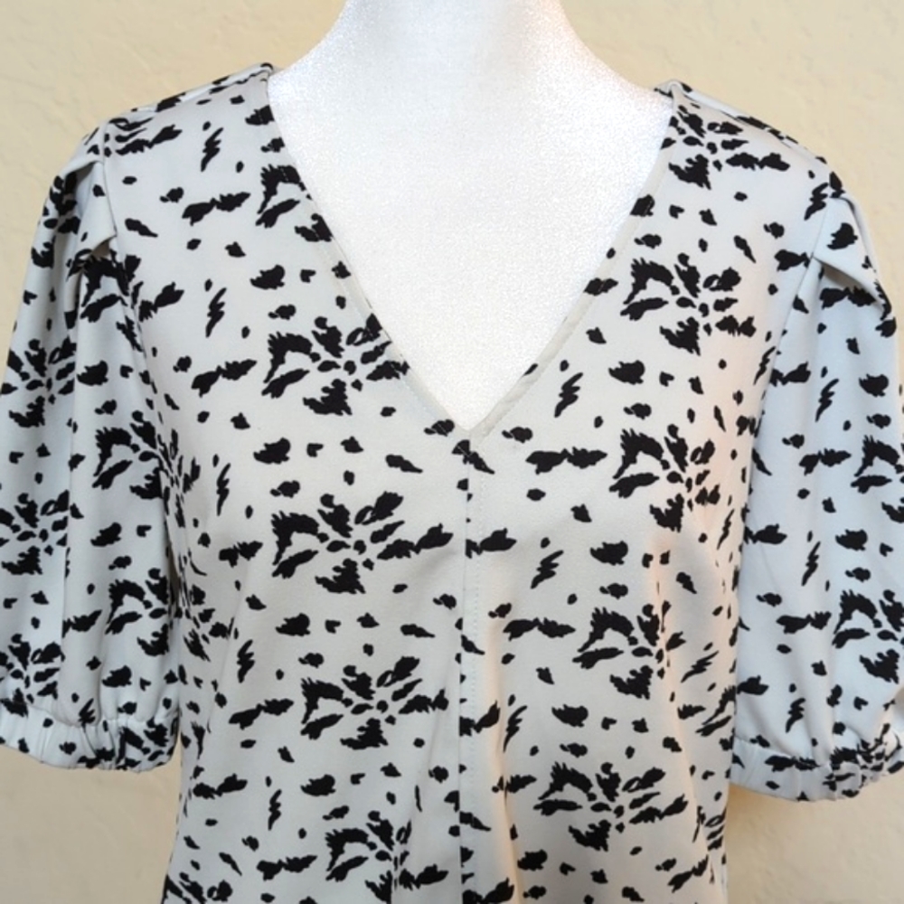 MELLODAY V-Neck Bubble Sleeves Animal Print Blouse Cream Black Size Small - Picture 2 of 7
